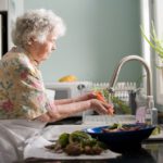 4 tips voor het verbinden met ouderen in de ouderenzorg